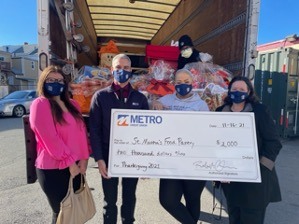 From L-R: Jen Flanagan, Public Relations Specialist and George Nunez, Lawrence Branch Manager of Metro Credit Union, Liset Garcia, Food Services Coordinator of St. Martha’s Food Pantry and Lazarus House Ministries; and Charlene Bauer, SVP of Outreach, Advocacy and Chief Development Officer of Metro Credit Union